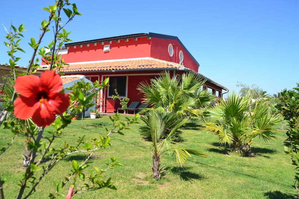 Floripa Surf House Panzió Santa Maria Del Focallo Kültér fotó